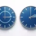 Cambio dall’ora legale all’ora solare 2026 con due orologi blu che mostrano lo spostamento delle lancette indietro di un’ora nella notte del 25 ottobre
