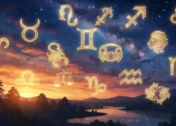 Segni zodiacali luminosi nel cielo stellato al tramonto sopra un paesaggio naturale con lago, montagne e boschi.