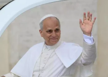 Papa Leone XIV in abito bianco saluta i fedeli con la mano alzata durante un'apparizione pubblica, immagine associata al ricovero nella Suite Bianca del Policlinico Gemelli di Roma
