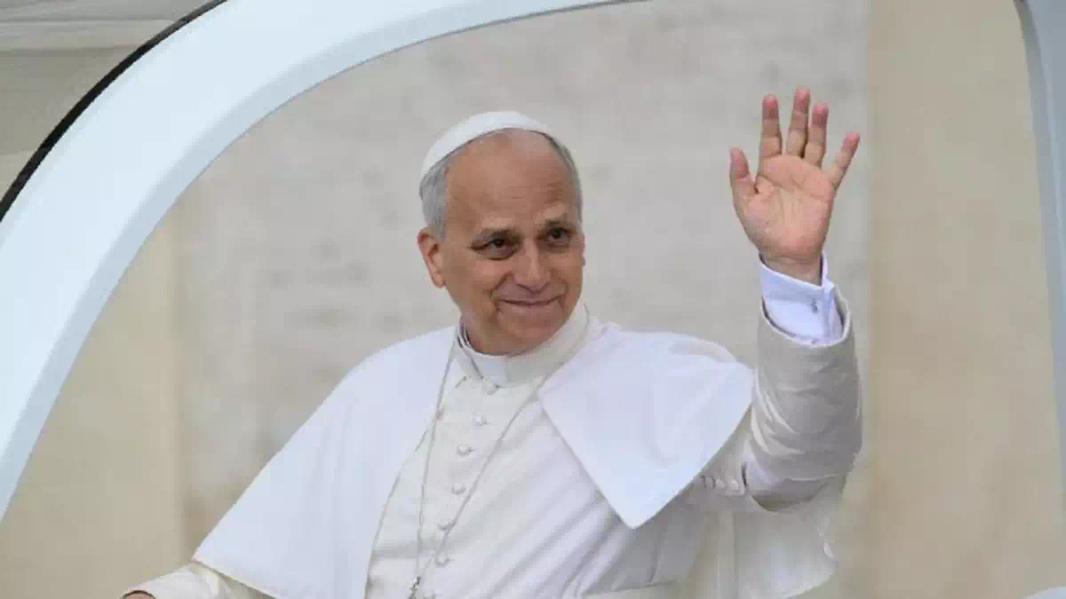 Papa Leone XIV in abito bianco saluta i fedeli con la mano alzata durante un'apparizione pubblica, immagine associata al ricovero nella Suite Bianca del Policlinico Gemelli di Roma