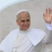 Papa Leone XIV saluta i fedeli alzando la mano durante un'apparizione pubblica. Il Pontefice indossa l'abito bianco papale