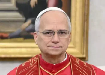 Papa Leone XIV in primo piano con abito rosso, dopo l'intervento al polmone concluso positivamente al Policlinico Gemelli di Roma