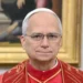 Papa Leone XIV in primo piano con abito rosso, dopo l'intervento al polmone concluso positivamente al Policlinico Gemelli di Roma