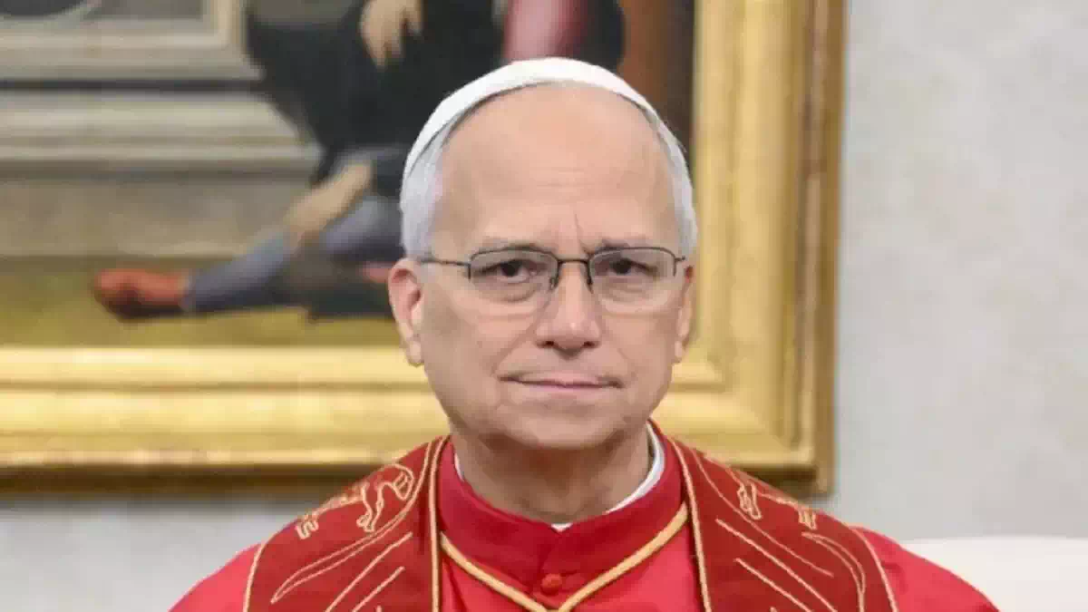 Papa Leone XIV in primo piano con abito rosso, dopo l'intervento al polmone concluso positivamente al Policlinico Gemelli di Roma