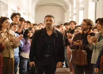 Tutto l’amore che resta, scena della fiction Rai 1 con Raoul Bova: il preside attraversa il corridoio della scuola mentre studenti e docenti lo accolgono