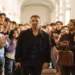 Tutto l’amore che resta, scena della fiction Rai 1 con Raoul Bova: il preside attraversa il corridoio della scuola mentre studenti e docenti lo accolgono