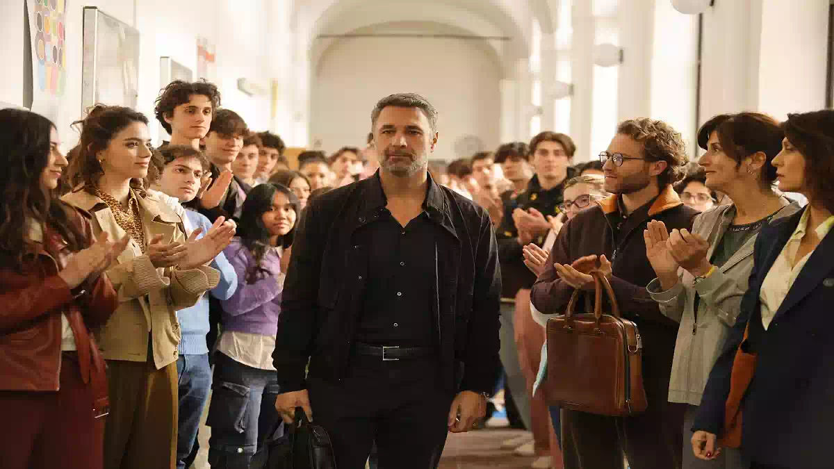 Tutto l’amore che resta, scena della fiction Rai 1 con Raoul Bova: il preside attraversa il corridoio della scuola mentre studenti e docenti lo accolgono