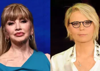 Confronto televisivo tra due celebri conduttrici italiane in un'immagine divisa a metà, utilizzata per raccontare la sfida degli ascolti TV del sabato sera tra Ballando con le Stelle su Rai 1 e Tú Sí Que Vales su Canale 5.