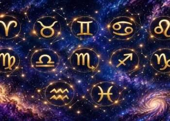 Rappresentazione astrologica dei segni zodiacali in un cielo stellato dai toni blu e viola. I simboli dorati dell'oroscopo brillano tra costellazioni luminose e cielo blu