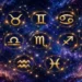 Rappresentazione astrologica dei segni zodiacali in un cielo stellato dai toni blu e viola. I simboli dorati dell'oroscopo brillano tra costellazioni luminose e cielo blu
