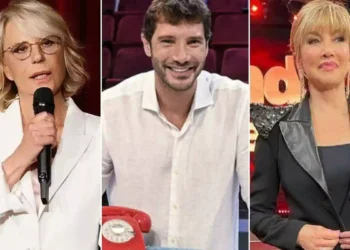 Collage con alcuni dei conduttori televisivi più apprezzati dal pubblico italiano. Nell'immagine compaiono tre volti noti della TV italiana durante trasmissioni televisive