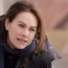 Elena Sofia Ricci in una scena de I casi di Teresa Battaglia, protagonista della fiction Rai al centro del dibattito sugli orari della prima serata e sul successo di Affari Tuoi