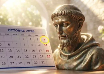Un'immagine che combina un calendario cartaceo e un busto scultoreo. A sinistra, una pagina di calendario