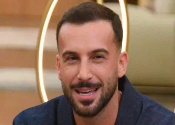 Andreas Muller nella Casa del Grande Fratello Vip durante una delle puntate del reality show, primo piano del concorrente mentre parla agli altri inquilini