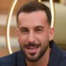 Andreas Muller nella Casa del Grande Fratello Vip durante una delle puntate del reality show, primo piano del concorrente mentre parla agli altri inquilini