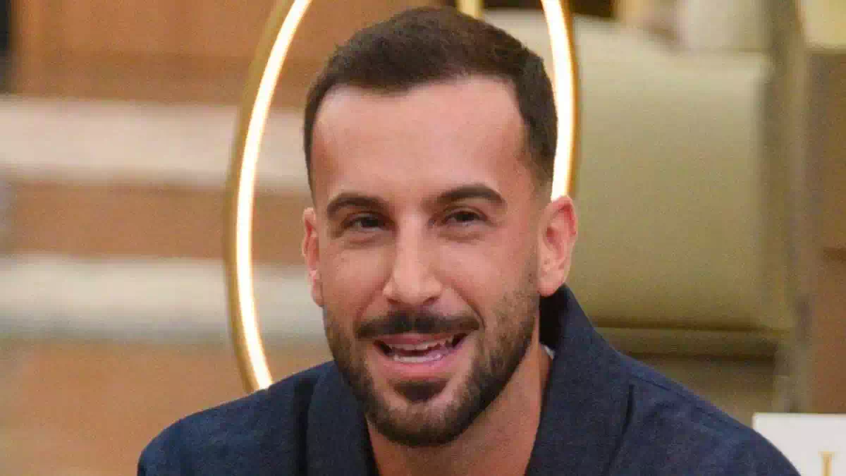 Andreas Muller nella Casa del Grande Fratello Vip durante una delle puntate del reality show, primo piano del concorrente mentre parla agli altri inquilini