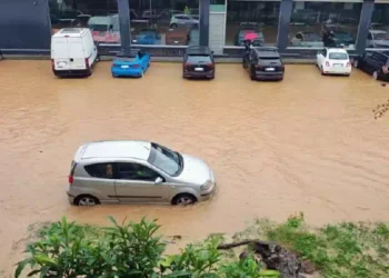 Auto parzialmente sommerse dall'acqua in un'area urbana di Istanbul dopo le intense piogge. Le precipitazioni hanno causato allagamenti diffusi,