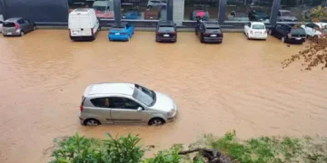 Auto parzialmente sommerse dall'acqua in un'area urbana di Istanbul dopo le intense piogge. Le precipitazioni hanno causato allagamenti diffusi,