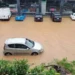 Auto parzialmente sommerse dall'acqua in un'area urbana di Istanbul dopo le intense piogge. Le precipitazioni hanno causato allagamenti diffusi,