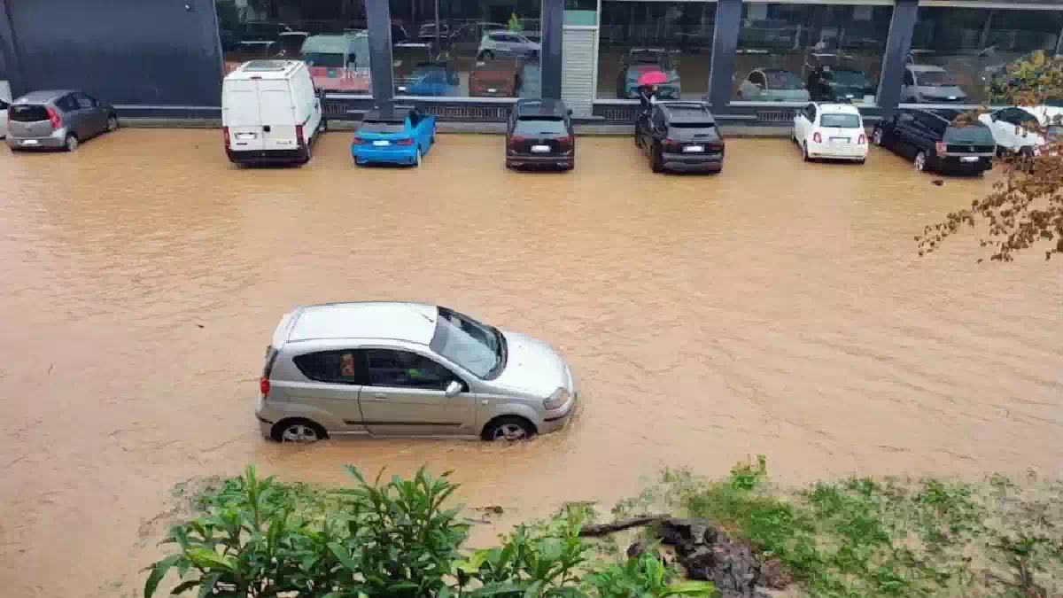 Auto parzialmente sommerse dall'acqua in un'area urbana di Istanbul dopo le intense piogge. Le precipitazioni hanno causato allagamenti diffusi,