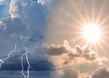 Cielo diviso tra temporali e sole splendente, con fulmini tra nuvole scure da un lato e raggi luminosi dall'altro a simboleggiare il contrasto tra maltempo e miglioramento delle condizioni meteo in Itali