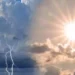 Cielo diviso tra temporali e sole splendente, con fulmini tra nuvole scure da un lato e raggi luminosi dall'altro a simboleggiare il contrasto tra maltempo e miglioramento delle condizioni meteo in Itali