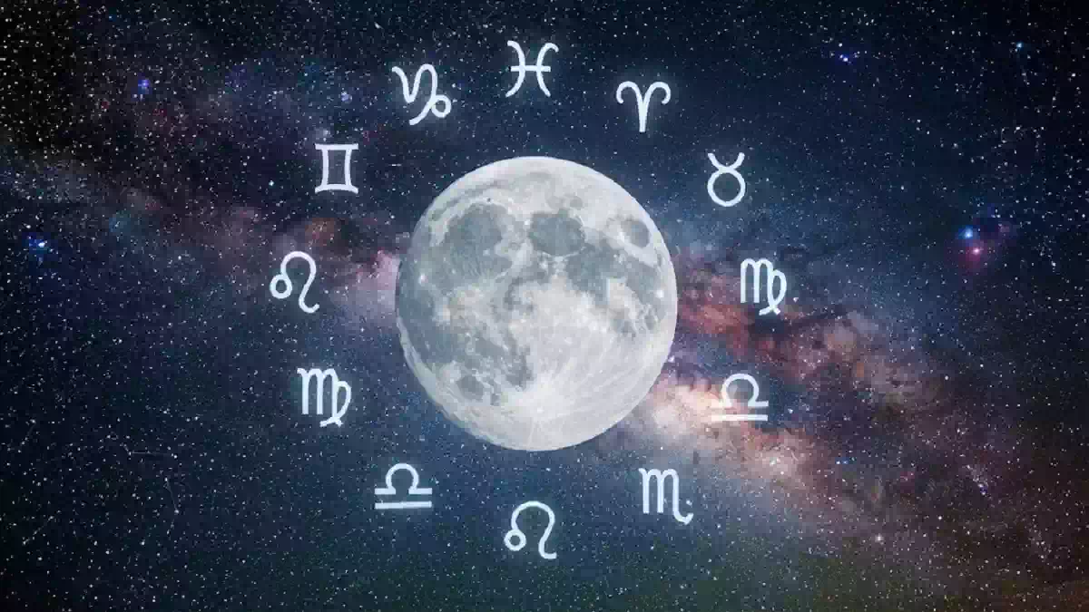Un'immagine astronomica su un vasto sfondo di nebulose spaziali e galassie con la Via Lattea che forma una fascia colorata. Al centro c'è una Luna piena e luminosa, che risplende di luce. Attorno alla Luna, disposti in un cerchio segni zodiacali