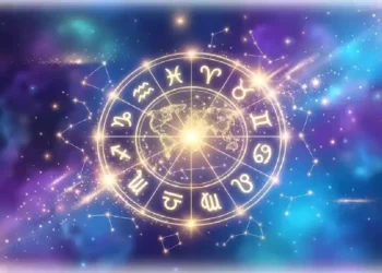 Ruota zodiacale luminosa con i dodici segni dell'oroscopo al centro di un cielo stellato tra costellazioni, galassie e luci cosmiche blu e viola.