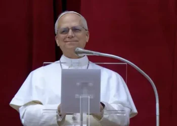 Papa Leone XIV durante un intervento pubblico da un podio, dopo l'annuncio dell'operazione al polmone per la rimozione di un nodulo individuato durante controlli medici