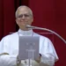 Papa Leone XIV durante un intervento pubblico da un podio, dopo l'annuncio dell'operazione al polmone per la rimozione di un nodulo individuato durante controlli medici