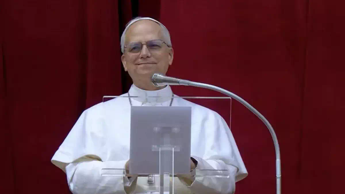 Papa Leone XIV durante un intervento pubblico da un podio, dopo l'annuncio dell'operazione al polmone per la rimozione di un nodulo individuato durante controlli medici