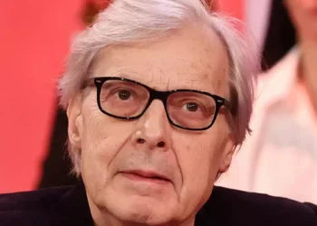 Primo piano di Vittorio Sgarbi durante un'apparizione televisiva, immagine legata alle dichiarazioni di Sabrina Colle sulle ore precedenti al ricovero del critico d'arte