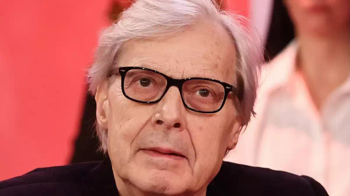 Primo piano di Vittorio Sgarbi durante un'apparizione televisiva, immagine legata alle dichiarazioni di Sabrina Colle sulle ore precedenti al ricovero del critico d'arte
